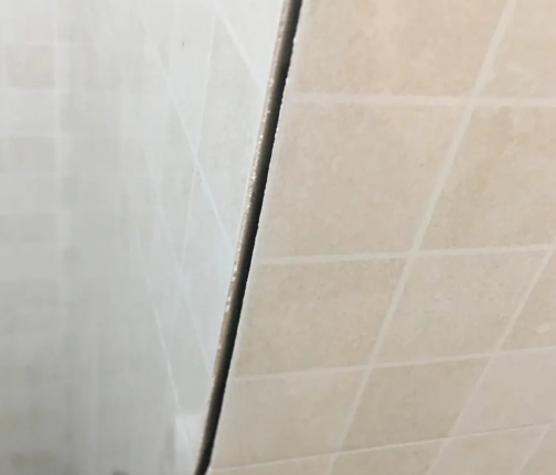 汾阳瓷砖空鼓维修公司分享阳台瓷砖脱落的修复过程可以分为以下几个步骤